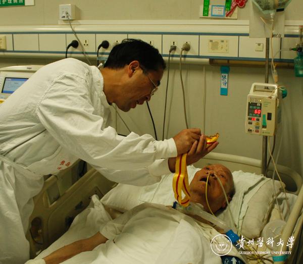 探视世界杯官网抗战离休老干部宋国彦(原贵阳医学院院办主任,90岁)